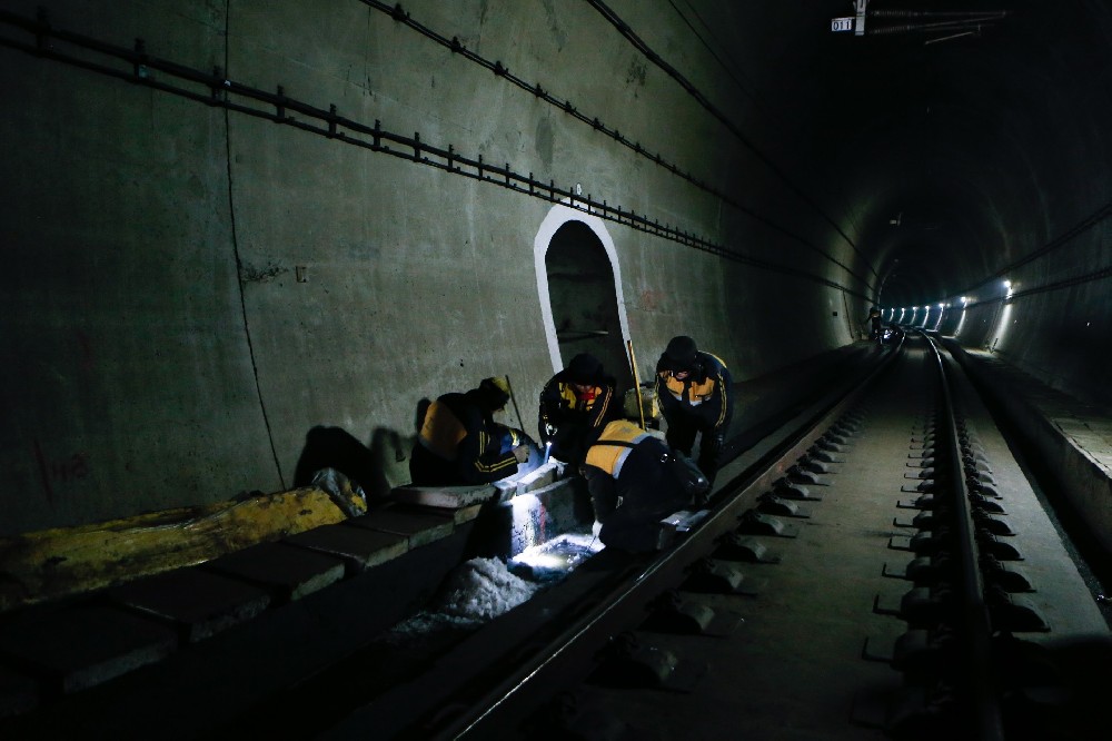 站前铁路运营隧道病害现状